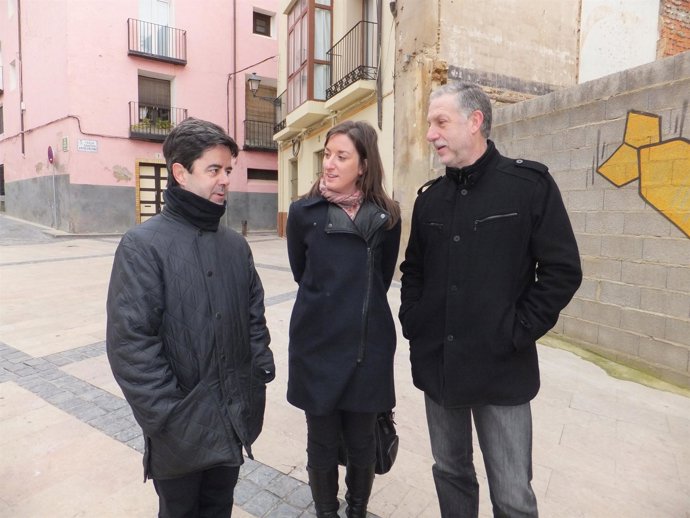 Concejales socialistas en la Plaza de los Fueros de Huesca