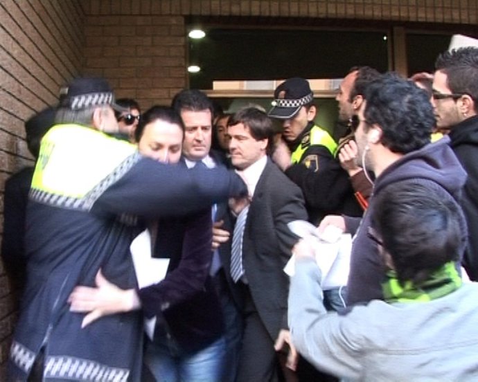 José Císcar es escoltado hasta su coche mientras lo increpan en Sueca