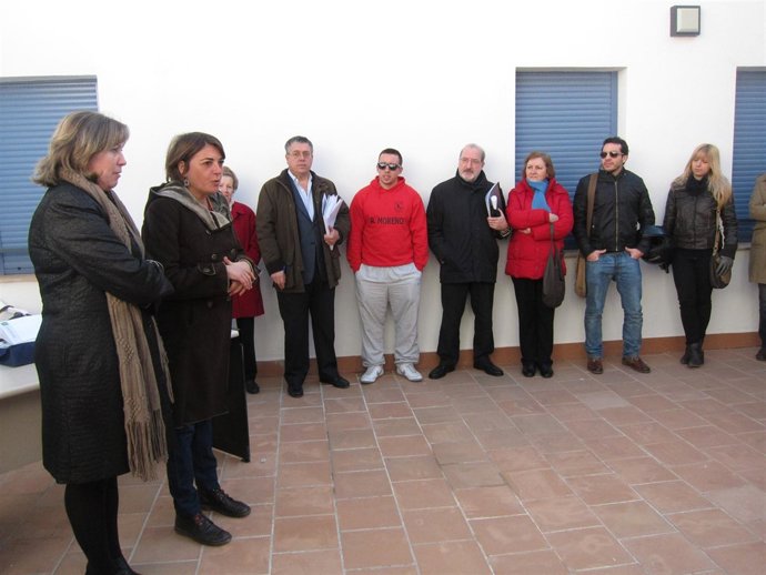 Elena Cortés en el momento de la entrega de las viviendas