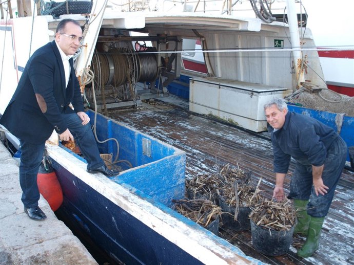 Retirada de residuos del mar en Garrucha (Almería)