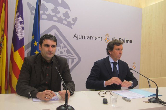 El alcalde de Palma, Mateo Isern, junto al portavoz municipal, Julio Martínez