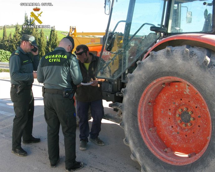 Operativo investigando un tractor.