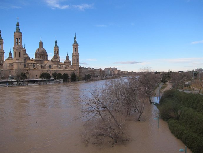 Crecida del Ebro a su paso por Zaragoza en enero de 2013