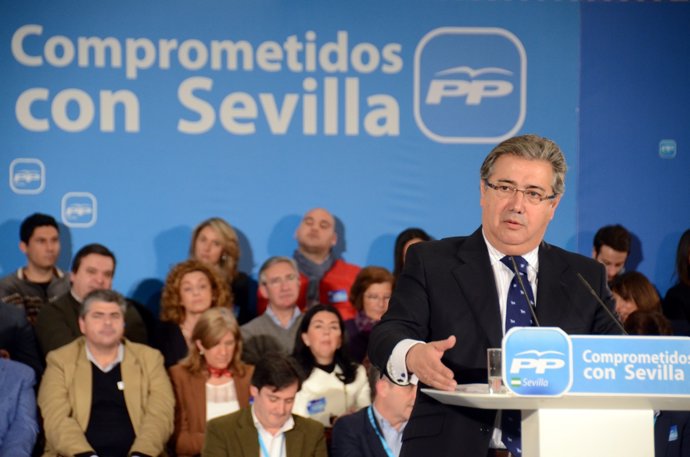 Zoido defiende a Rajoy en un acto en Sevilla.