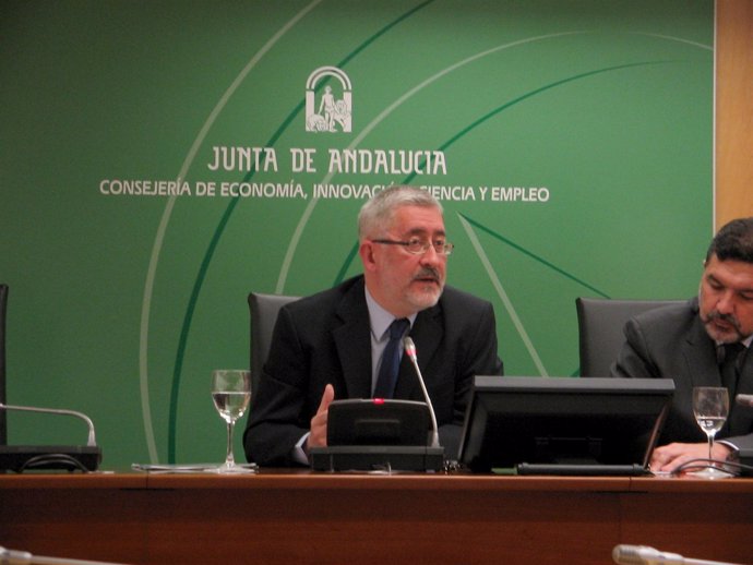 El consejero de Economía, Antonio Ávila, hoy en rueda de prensa