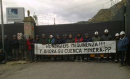 Trabajadores a la puerta de la mina de Mequinenza