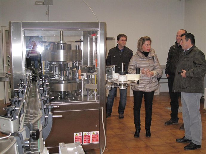 Irene Sabalete visita una empresa aceitera en Pegalajar