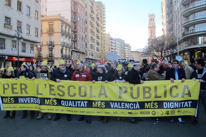 Cabecera de la manifestación por la escuela pública en Valencia