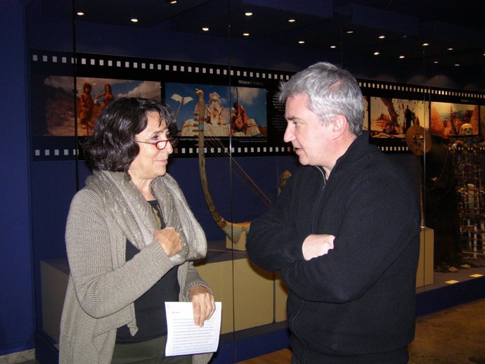 La directora de Museu de Prehistòria, Helena Bonet, con Marc Azéma 