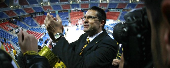 El entrenador del Gran Canaria, Pedro Martínez, en el Buesa Arena con la afición