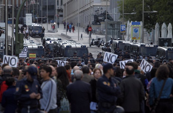 Concentración del movimiento 15M el 26S frente al Congreso