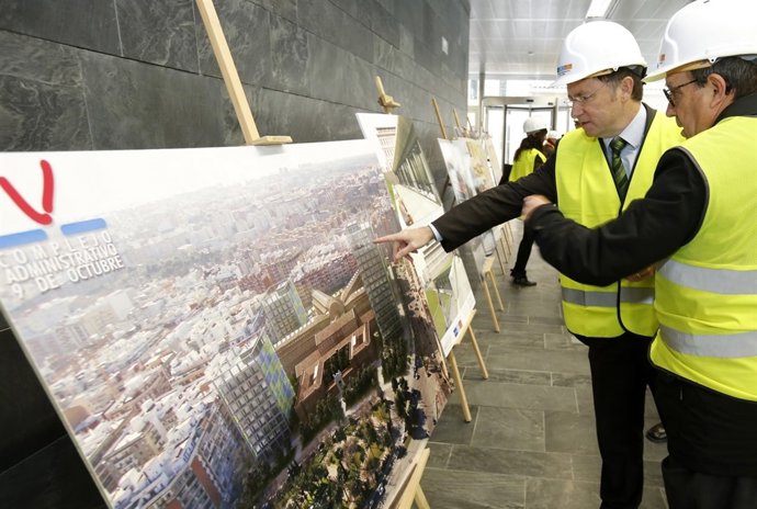 El conseller Juan Carlos Moragues durante una visita al complejo 9 de octubre.