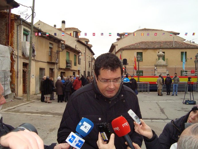 López atiende a los medios en Segovia