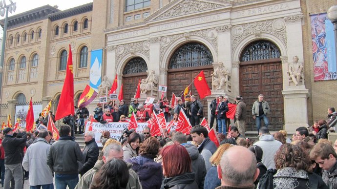 Trabajadores de grandes almacenes se concentran en Zaragoza