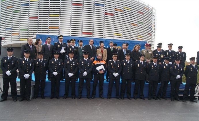 Foto de familia de los condecorados en el acto