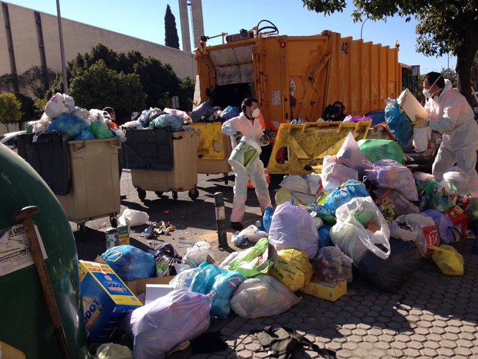 Arranca la recogida de basura en Sevilla después de la huelga.