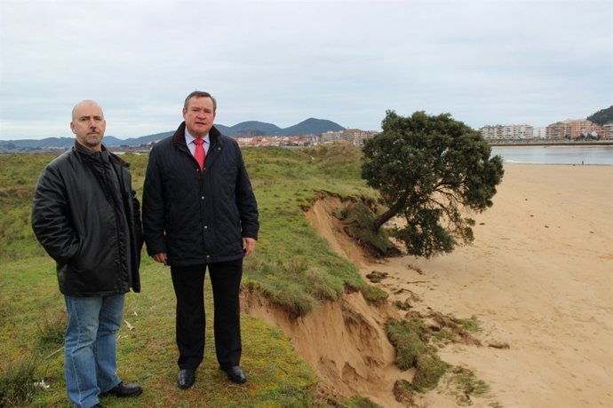 El alcalde junto a la encina tumbada por el último temporal