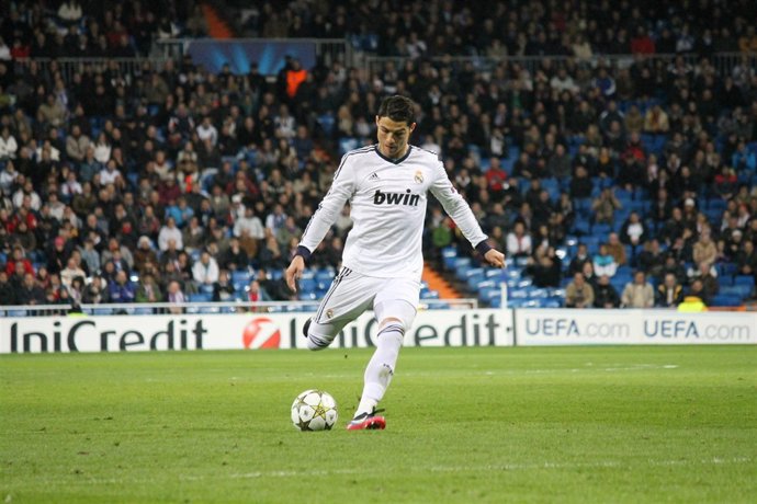 Cristiano Ronaldo tirando una falta 