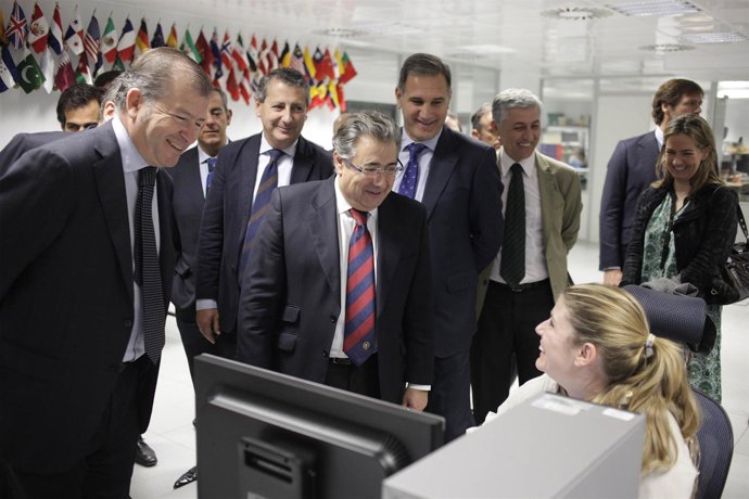El alcalde de Sevilla, Juan Ignacio Zoido durante su visita a la sede de Telvent