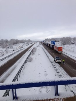 Nieve, carretera nevada, frío, temporal, tráfico, camiones con nieve