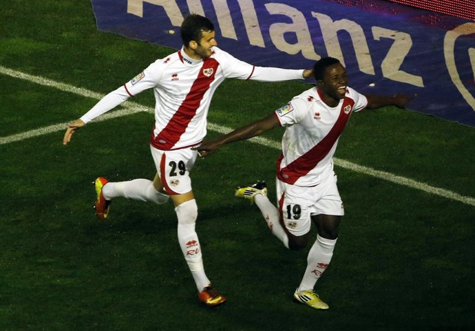 El Rayo vence a un frágil Atlético y sueña con Europa