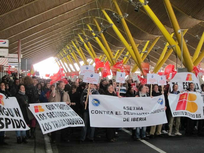 Trabajadores de Iberia protestan en la T4