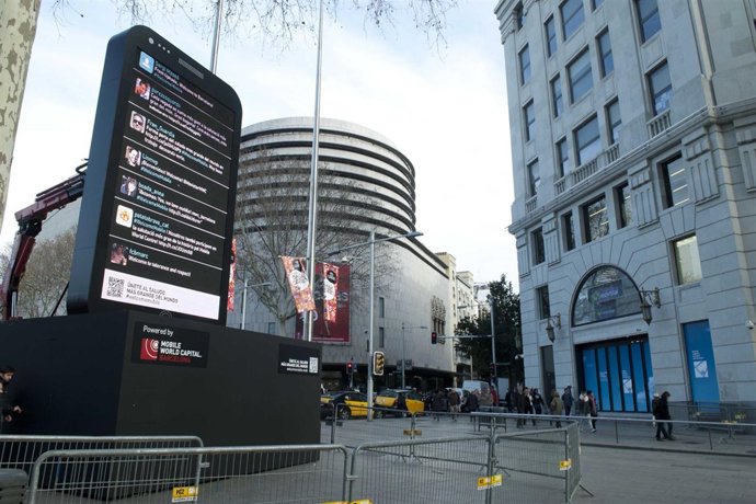 Un smartphone de 7,5 metros toma Barcelona con motivo del Mobile World Congress