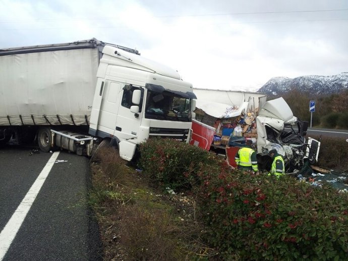 Imagen del accidente entre dos camiones en la Autovía de la Barranca.
