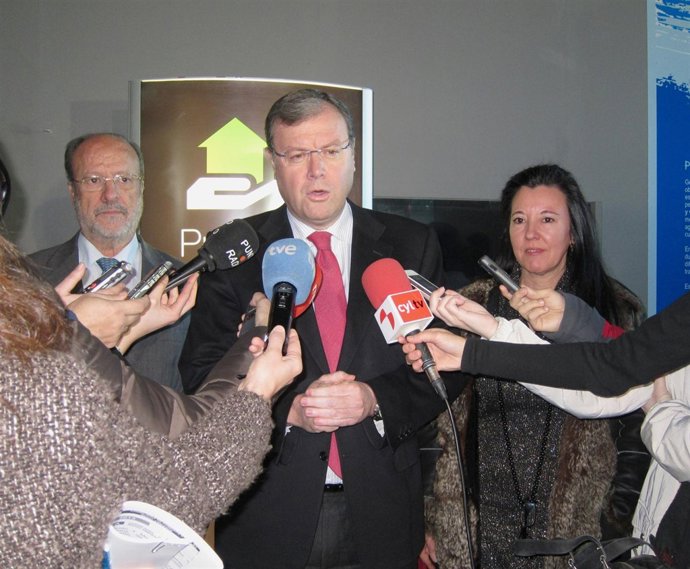 Antonio Silván, en el centro, junto a León de la Riva y Pilar Morala.