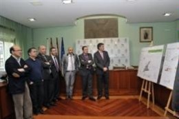 Sanz y Abad estudian el plano del proyecto