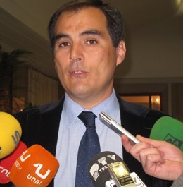 José Antonio Nieto atiende a los medios