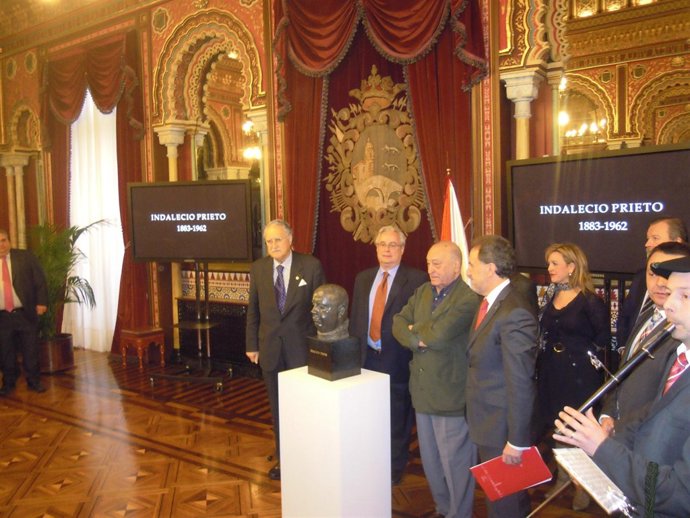 Recepción del busto por parte de Iñaki Azkuna