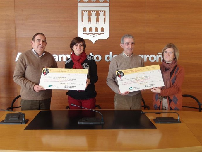  Momento De La Entrega De Los Cheques