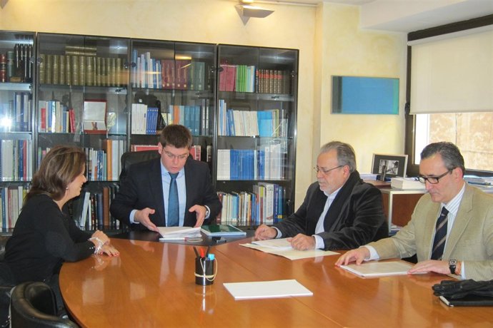 El conseller de Salud, Martí Sansaloni, reunido con miembros de ONCE y CERMI