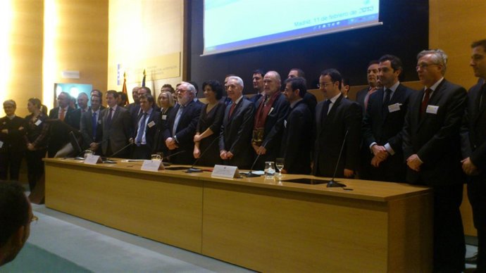 Miguel Arias Cañete junto a representantes de Proyectos Clima 2012