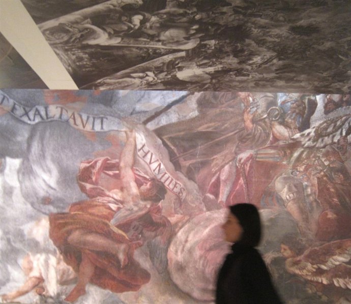 Una espectadora en la exposición del IVAM 'Arte y espiritualidad'