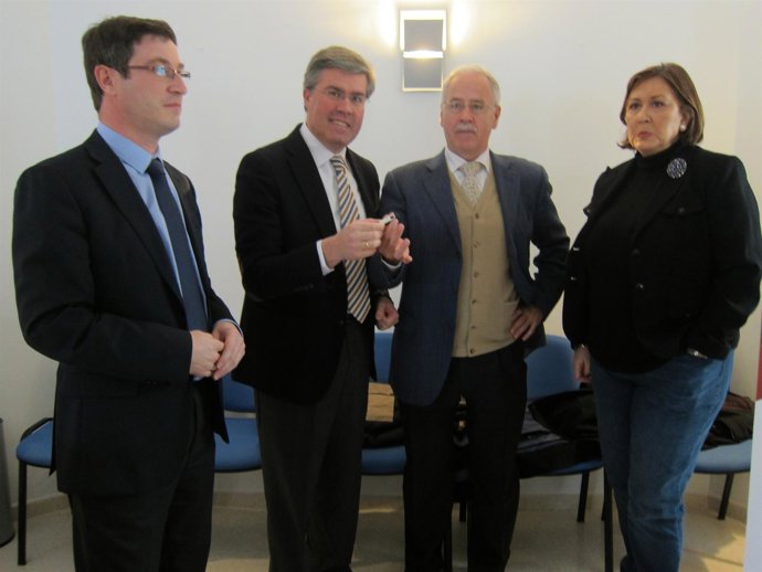 Alcalde entrega en un 'pen' el presupuesto de 2013 al presidenrte del CES local