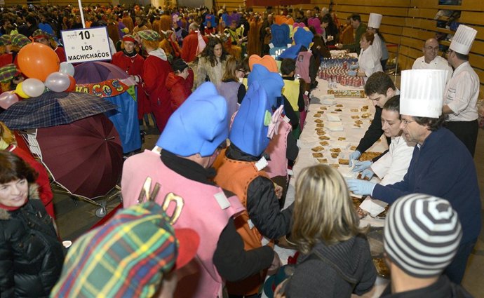 Reparto empanada solidaria en carnaval 