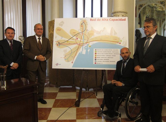 El alcalde de Málaga presenta la remodelación de las líneas de la EMT