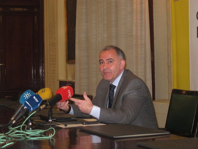 El subdelegado del Gobierno en Granada, Santiago Pérez.