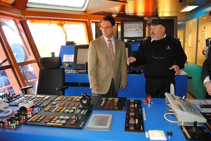 Bascuñana en el puente de mandos del buque Clara junto con el capitán del mismo