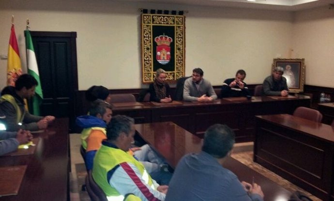 Trabajadores de Caetano reunidos  con partidos de Guillena