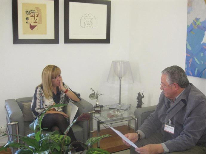 La presidenta de la Diputación con el alcalde de Pobladura