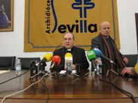 Asenjo dice que la decisión del papa "abre un precedente para el futuro" y ensalza su figura