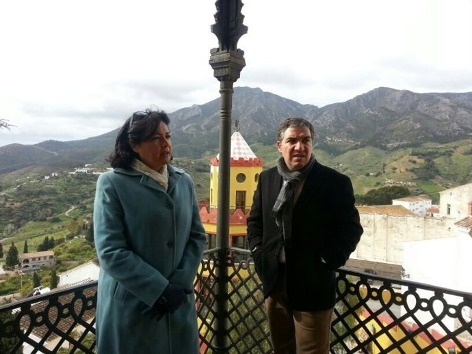 La alcaldesa de Carratraca y el presidente de la Diputación