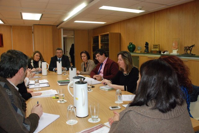 Valderas se reúne con portavoces de familias afectadas por robos de bebés