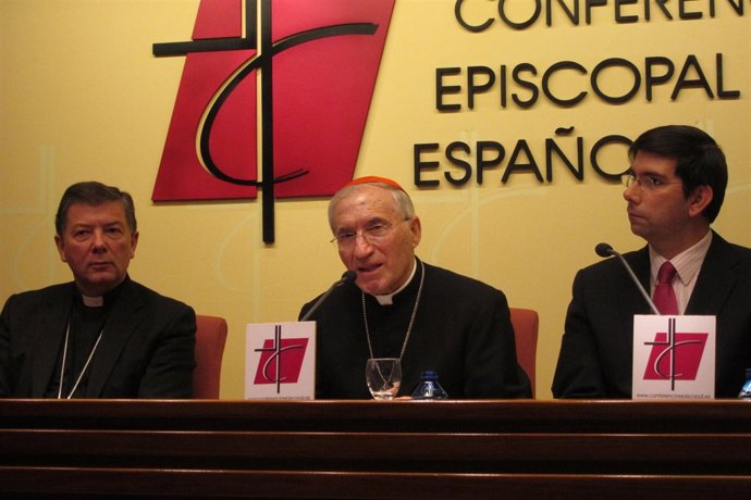 Rouco Varela (centro) valora la renuncia del Papa