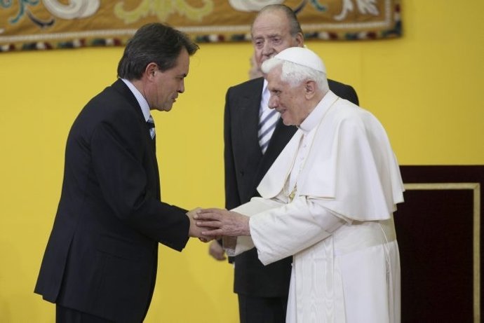 Artur Mas saluda al Papa Benedito XVI