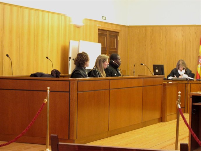 Al fondo el acusado, el senagalés Fode B, en el banquilllo de la Audiencia.