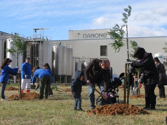 Bosques Sostenibles y Danone plantan árboles en Aldaia (Valencia)